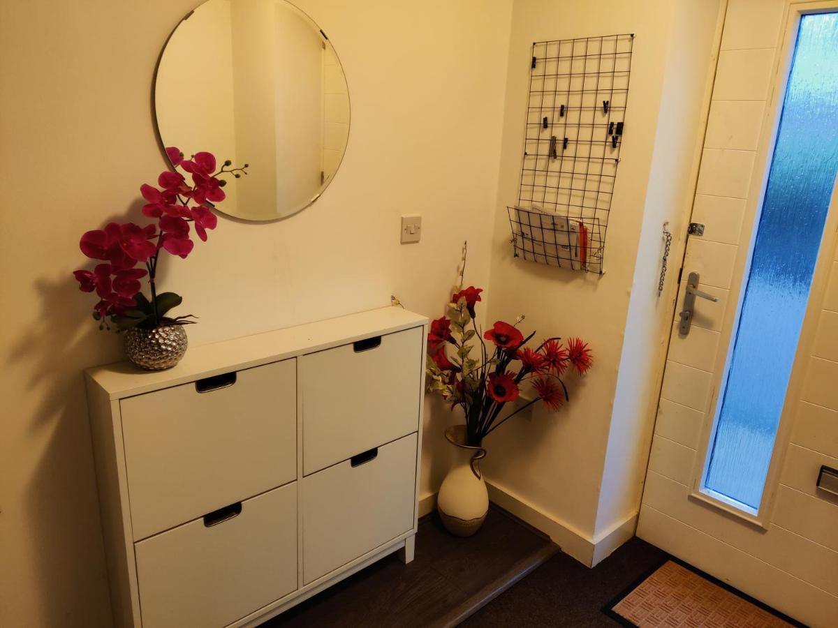 Cheerful House, Private And Private Shower/ Toilet. Comfortable King Size Mattress * Colchester