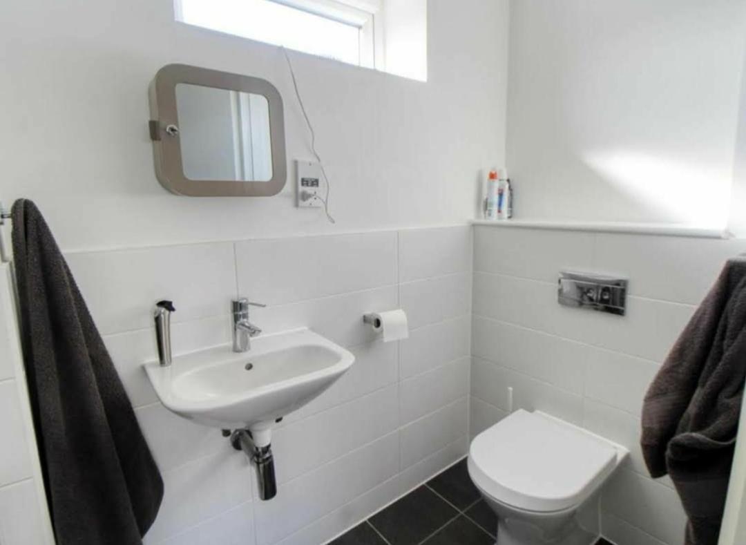 Cheerful House, Private And Private Shower/ Toilet. Comfortable King Size Mattress