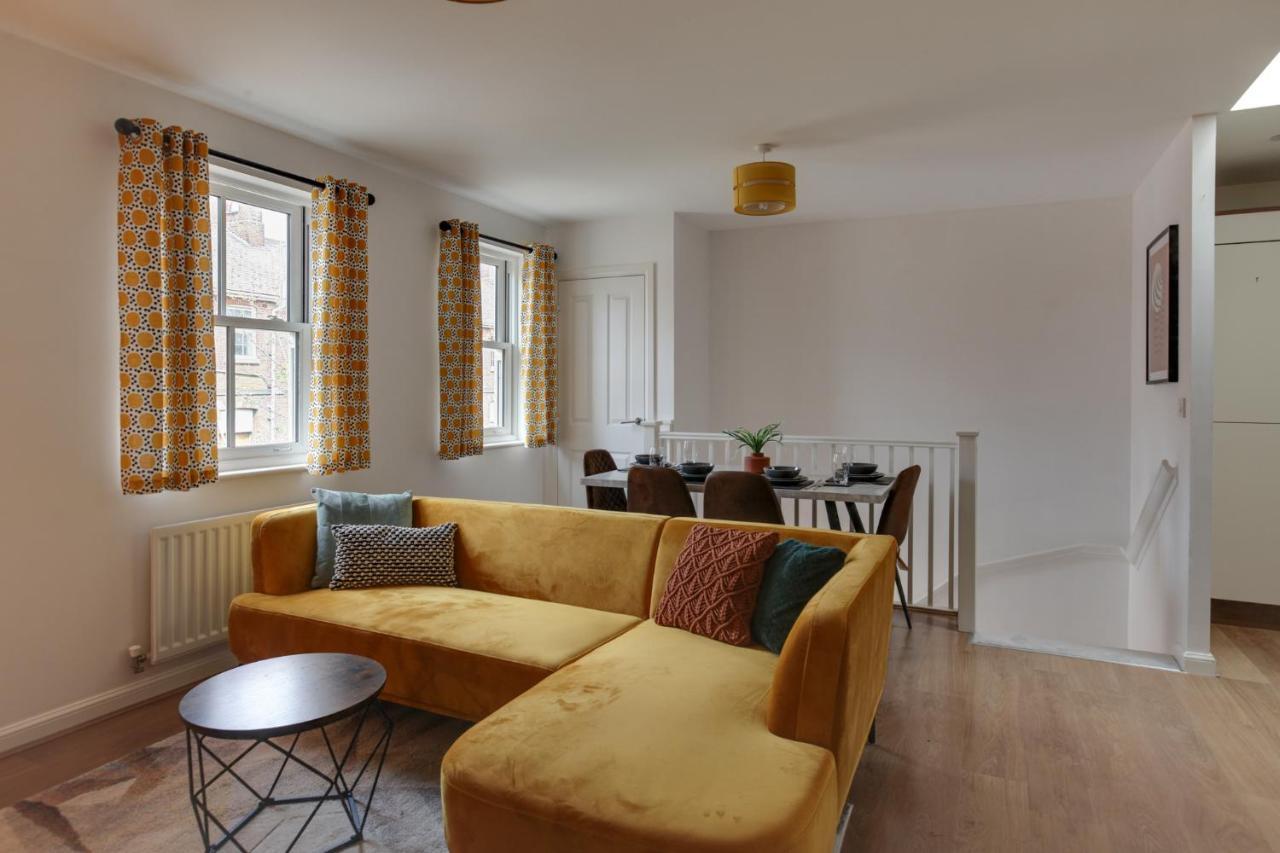 Two Bedroom Coach House - Free Allocated Parking For 2 Vehicles -