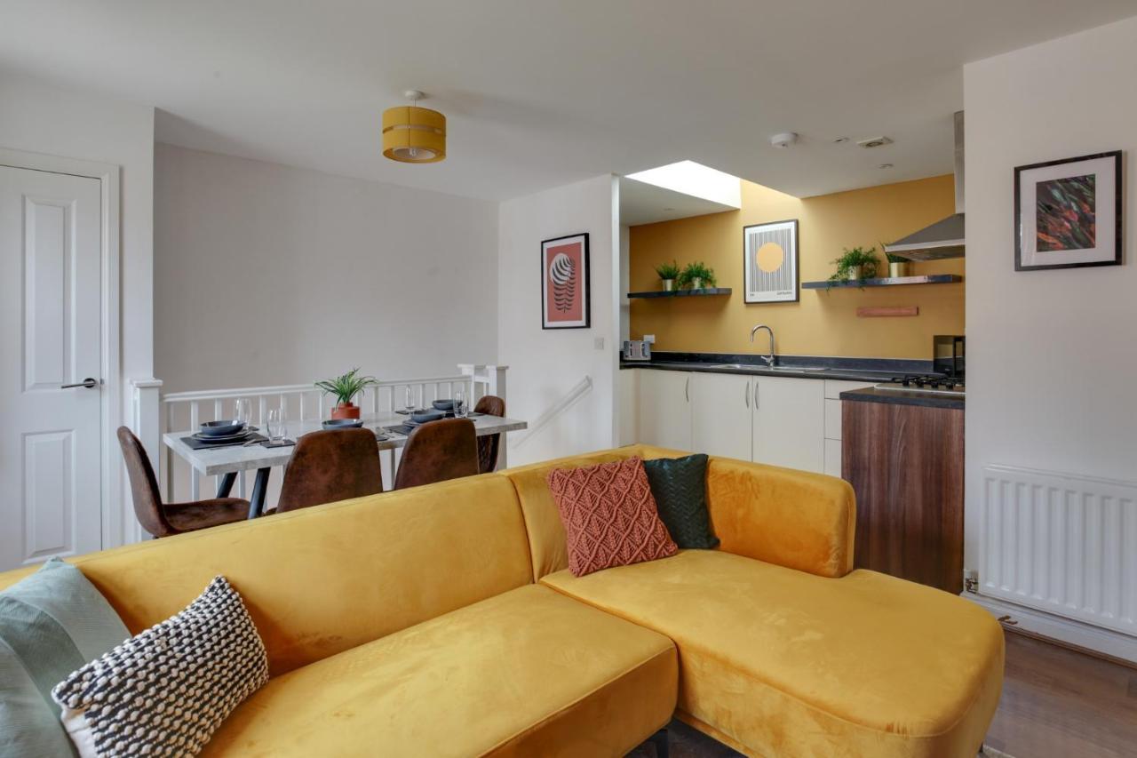 Two Bedroom Coach House - Free Allocated Parking For 2 Vehicles - * Colchester