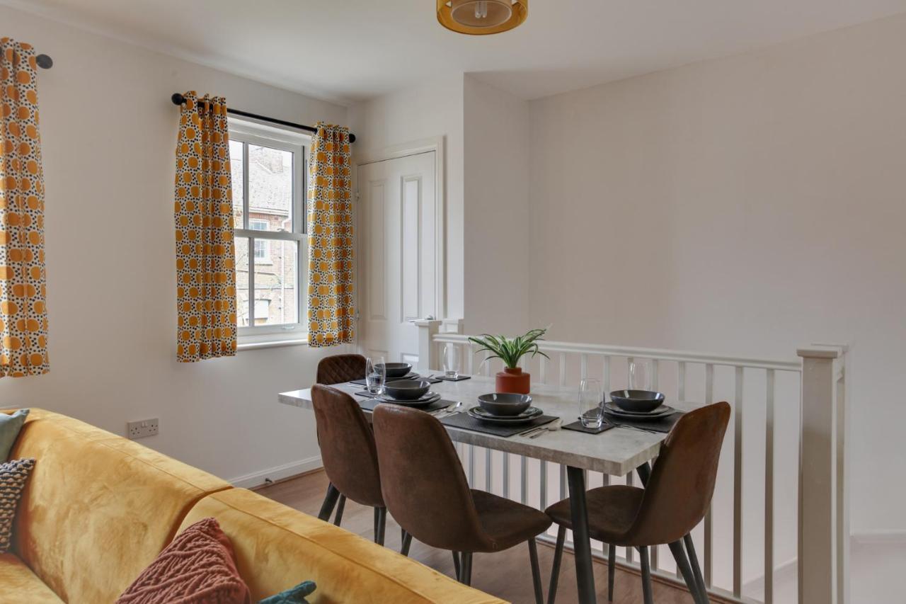 Apartment Two Bedroom Coach House - Free Allocated Parking For 2 Vehicles - *