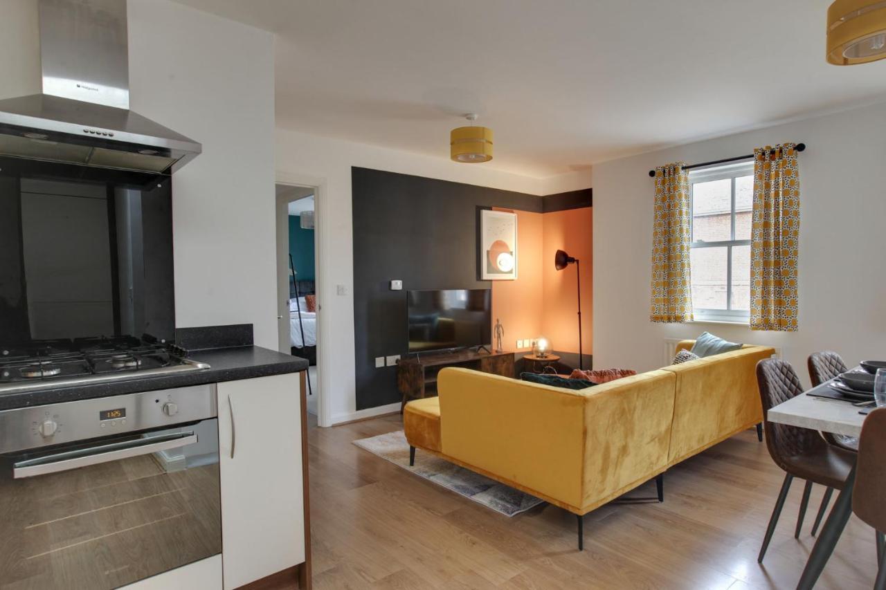 Two Bedroom Coach House - Free Allocated Parking For 2 Vehicles - Colchester