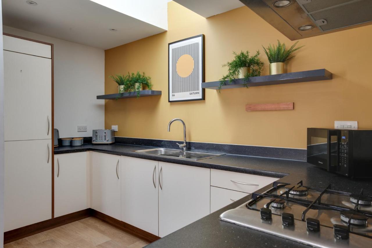 Two Bedroom Coach House - Free Allocated Parking For 2 Vehicles - Apartment *