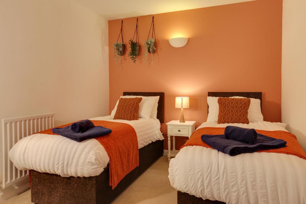 Two Bedroom Coach House - Free Allocated Parking For 2 Vehicles - *