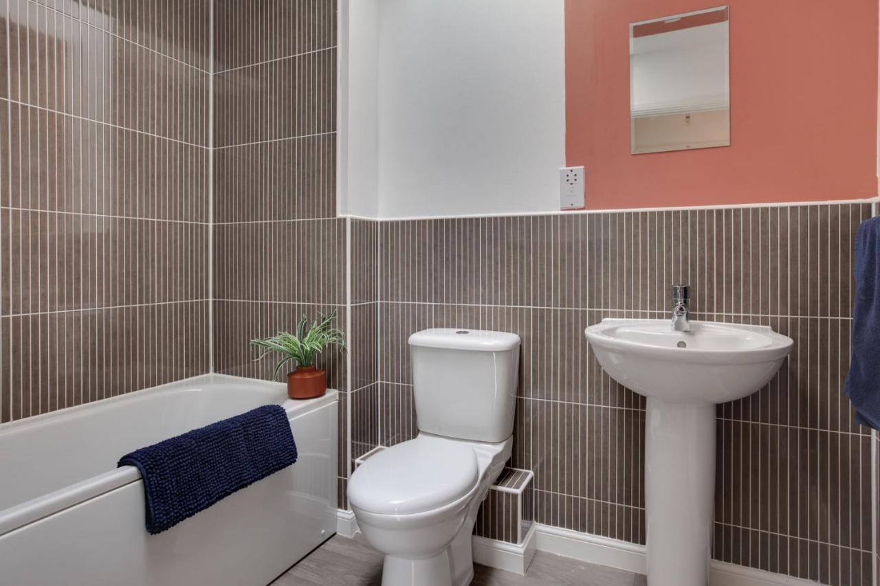Two Bedroom Coach House - Free Allocated Parking For 2 Vehicles - * Colchester