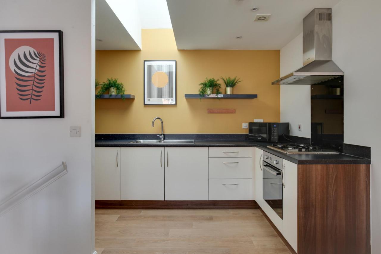 Two Bedroom Coach House - Free Allocated Parking For 2 Vehicles - Apartment *