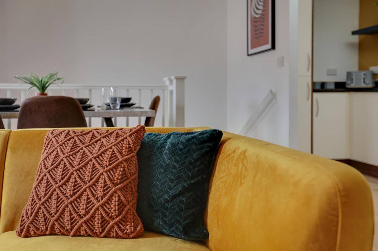 Apartment Two Bedroom Coach House - Free Allocated Parking For 2 Vehicles - *