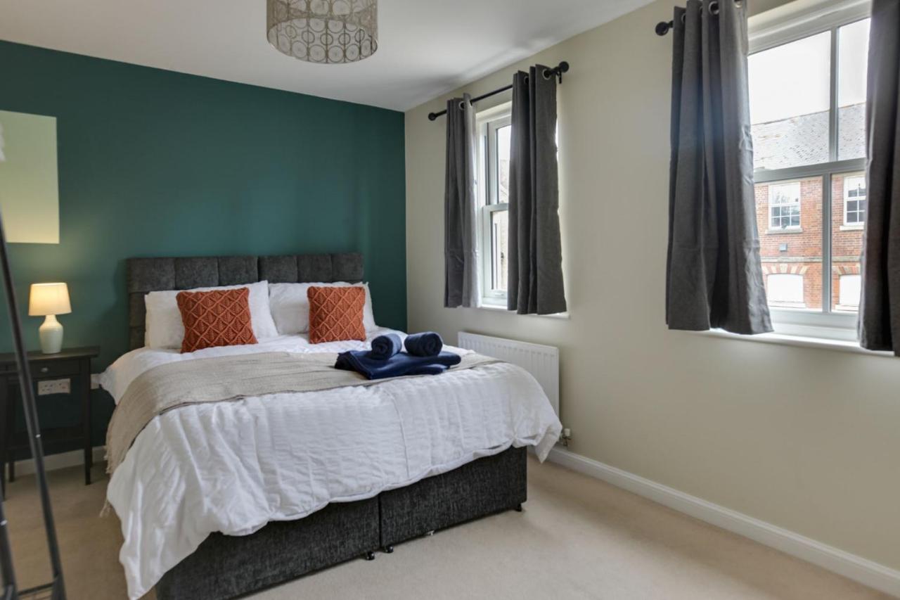 Two Bedroom Coach House - Free Allocated Parking For 2 Vehicles - * Colchester