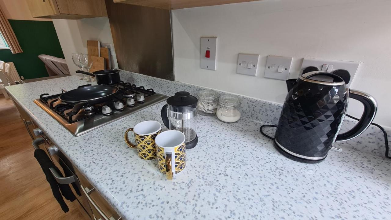 Spacious Entire Apartment, Quiet Central Location Colchester