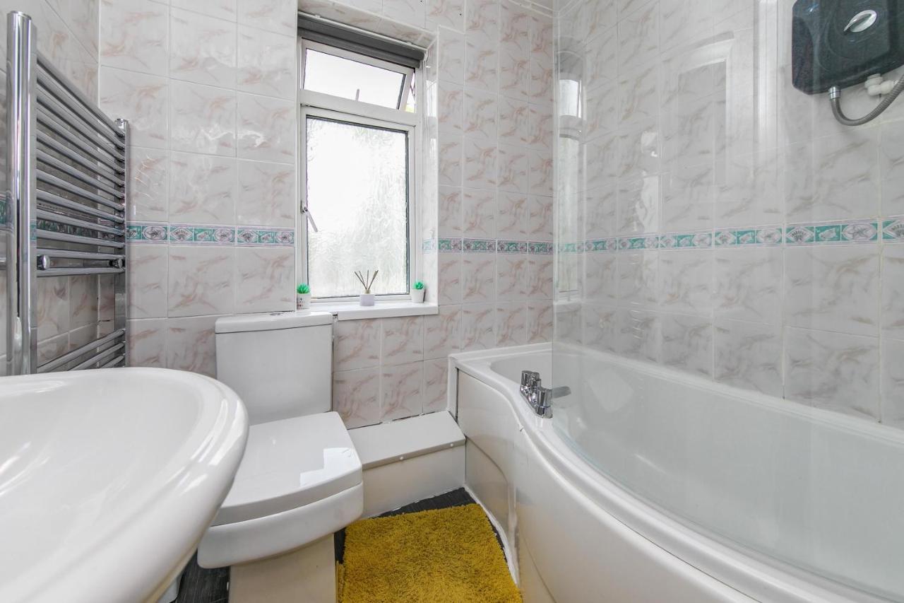 The Comfy Resort, Free Private Parking & Wifi, 9 Beds Holiday home