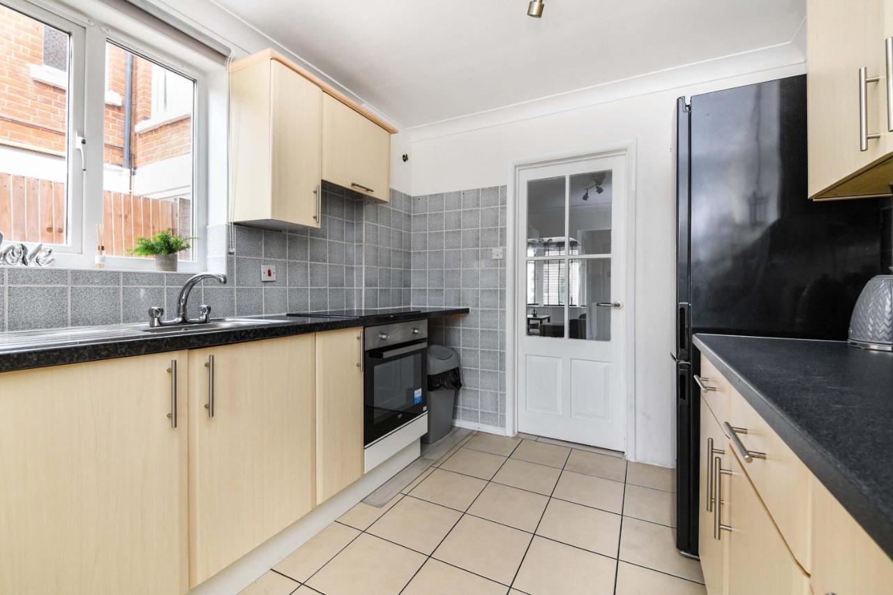 The White Rose Crown, Free Parking & Wifi, 10beds Holiday home *