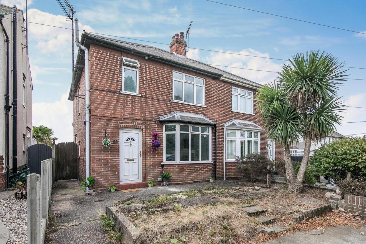 The Comfy Resort, Free Private Parking & Wifi, 9 Beds Holiday home Colchester