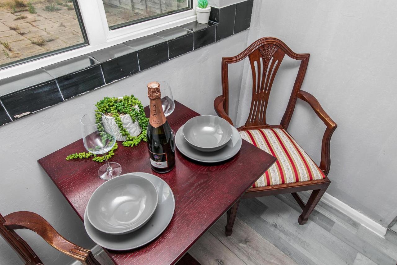 The Comfy Resort, Free Private Parking & Wifi, 9 Beds Colchester