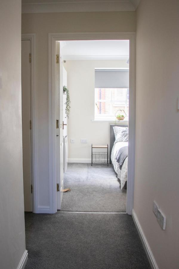 Lovely 3-bedroom In Apartment *