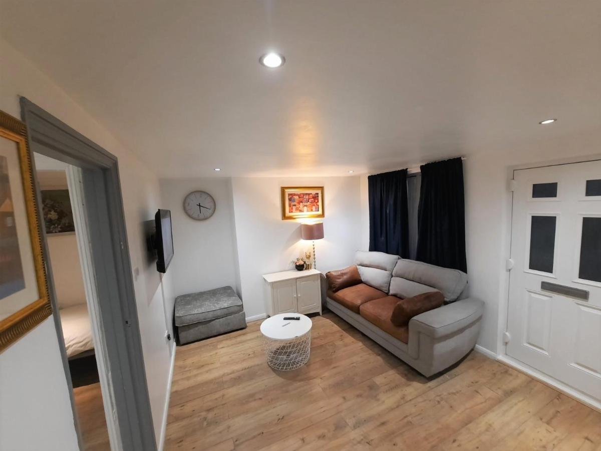 3 Bedroom Semi Detached House With Parking, Wifi Holiday home