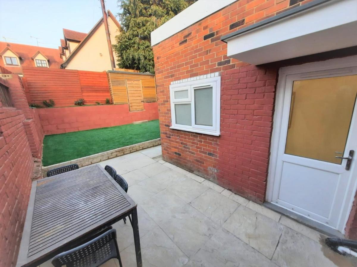 3 Bedroom Semi Detached House With Parking, Wifi *