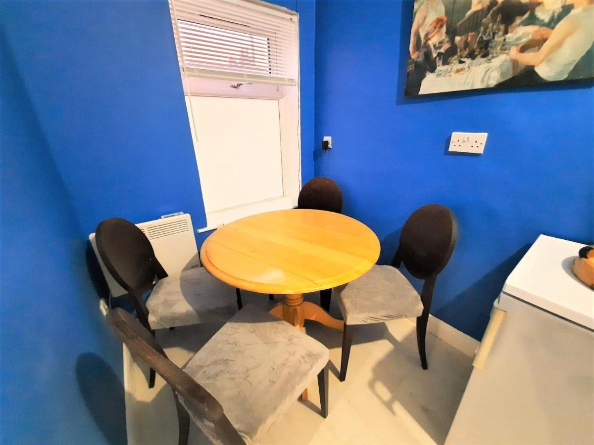 3 Bedroom Semi Detached House With Parking, Wifi
