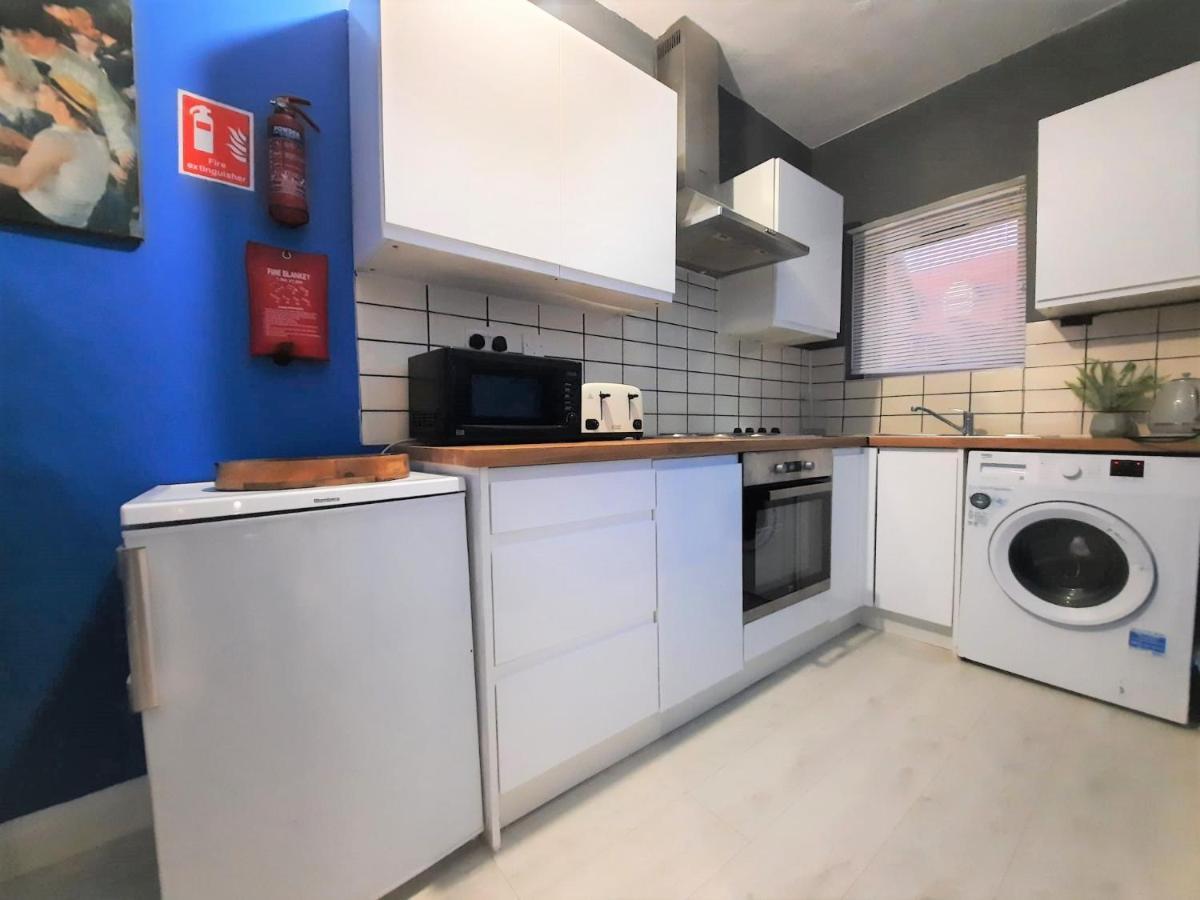 Holiday home 3 Bedroom Semi Detached House With Parking, Wifi *