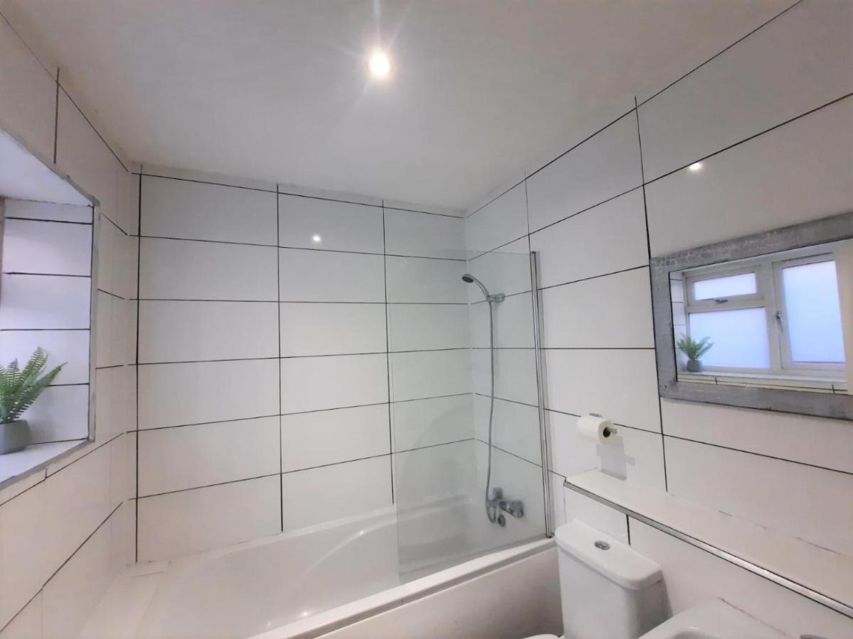 Holiday home 3 Bedroom Semi Detached House With Parking, Wifi