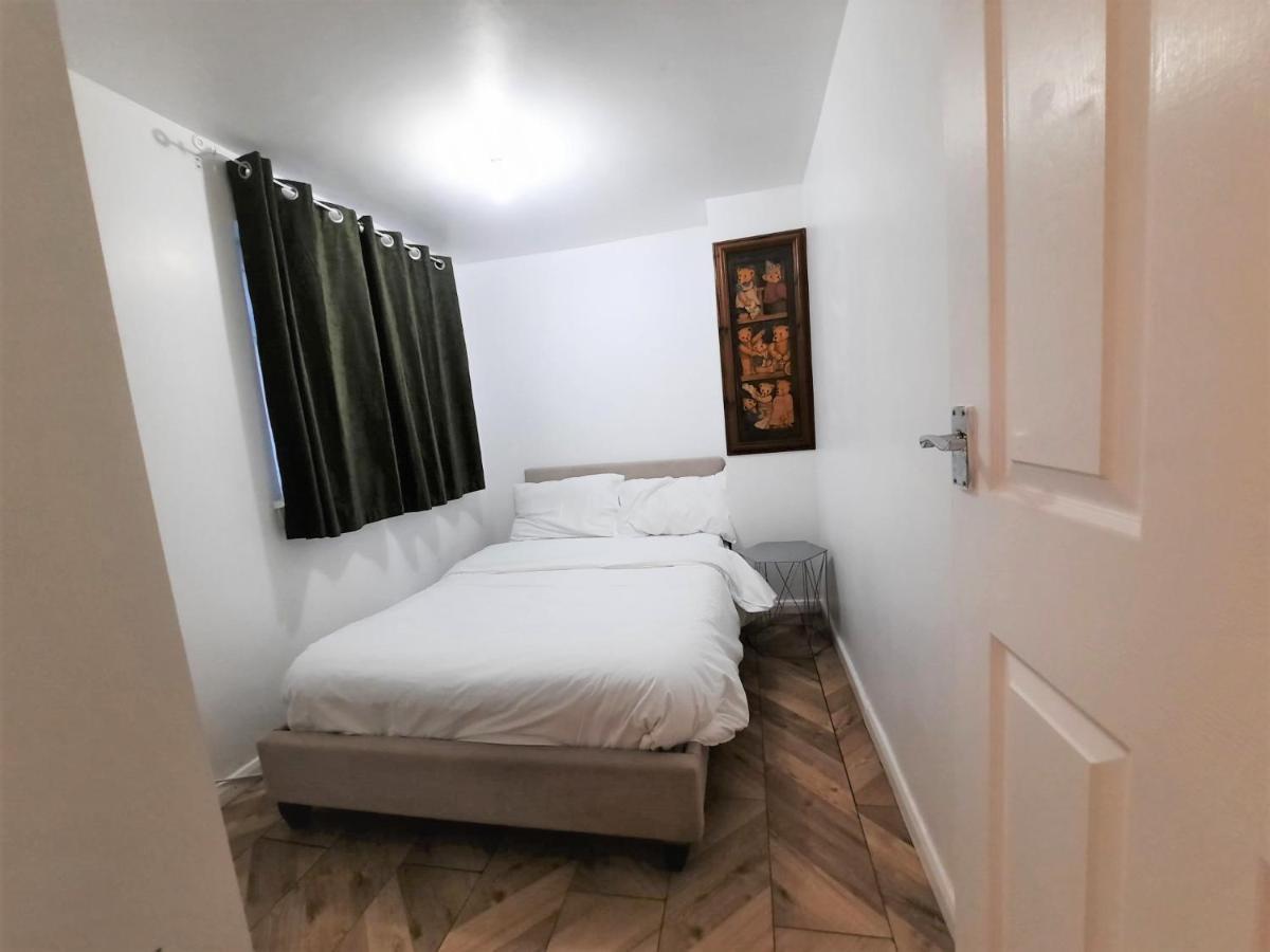 3 Bedroom Semi Detached House With Parking, Wifi