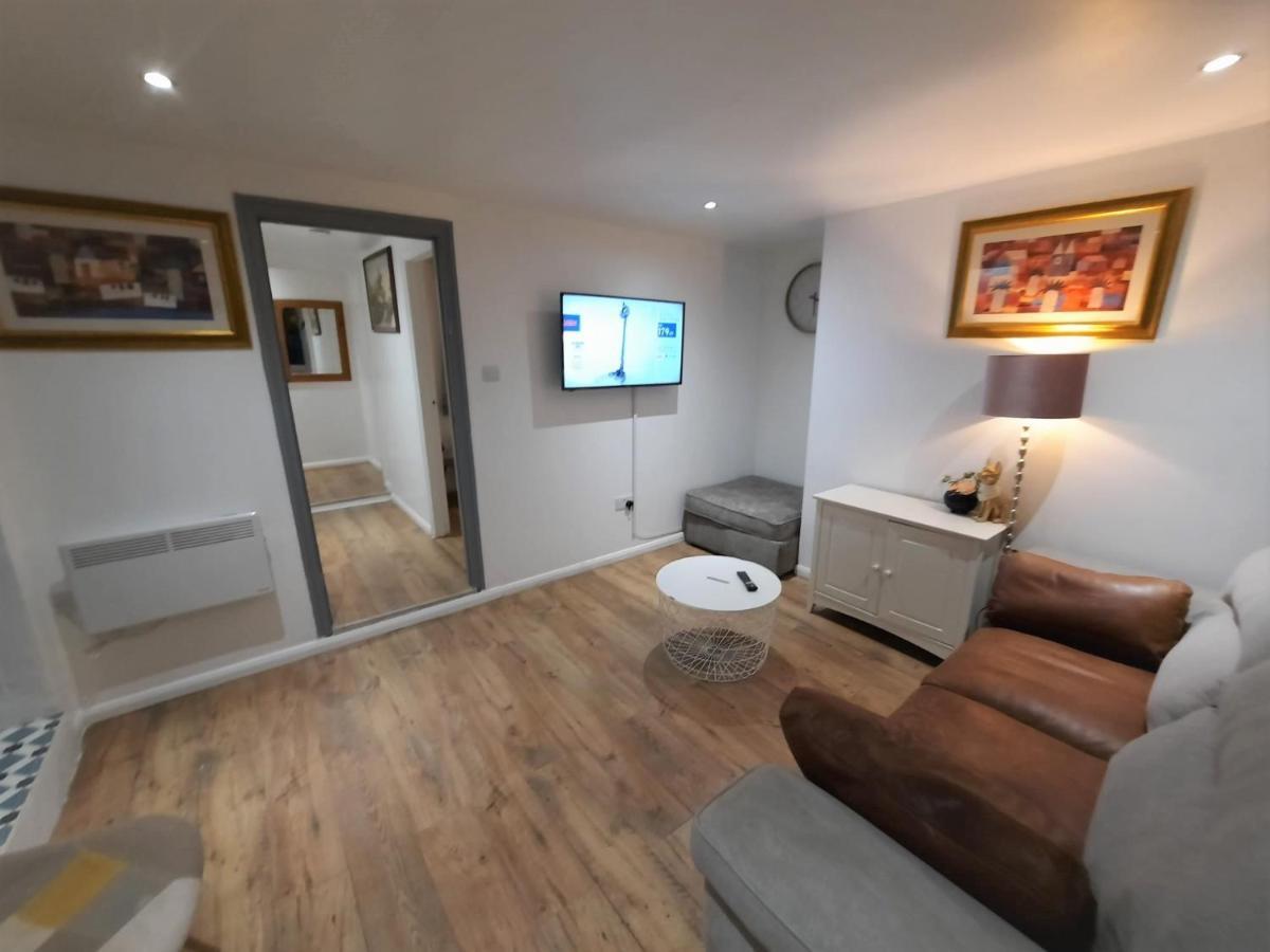 3 Bedroom Semi Detached House With Parking, Wifi Holiday home