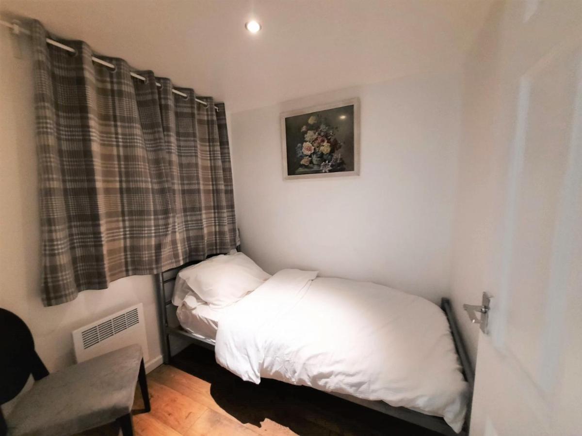 Holiday home 3 Bedroom Semi Detached House With Parking, Wifi *