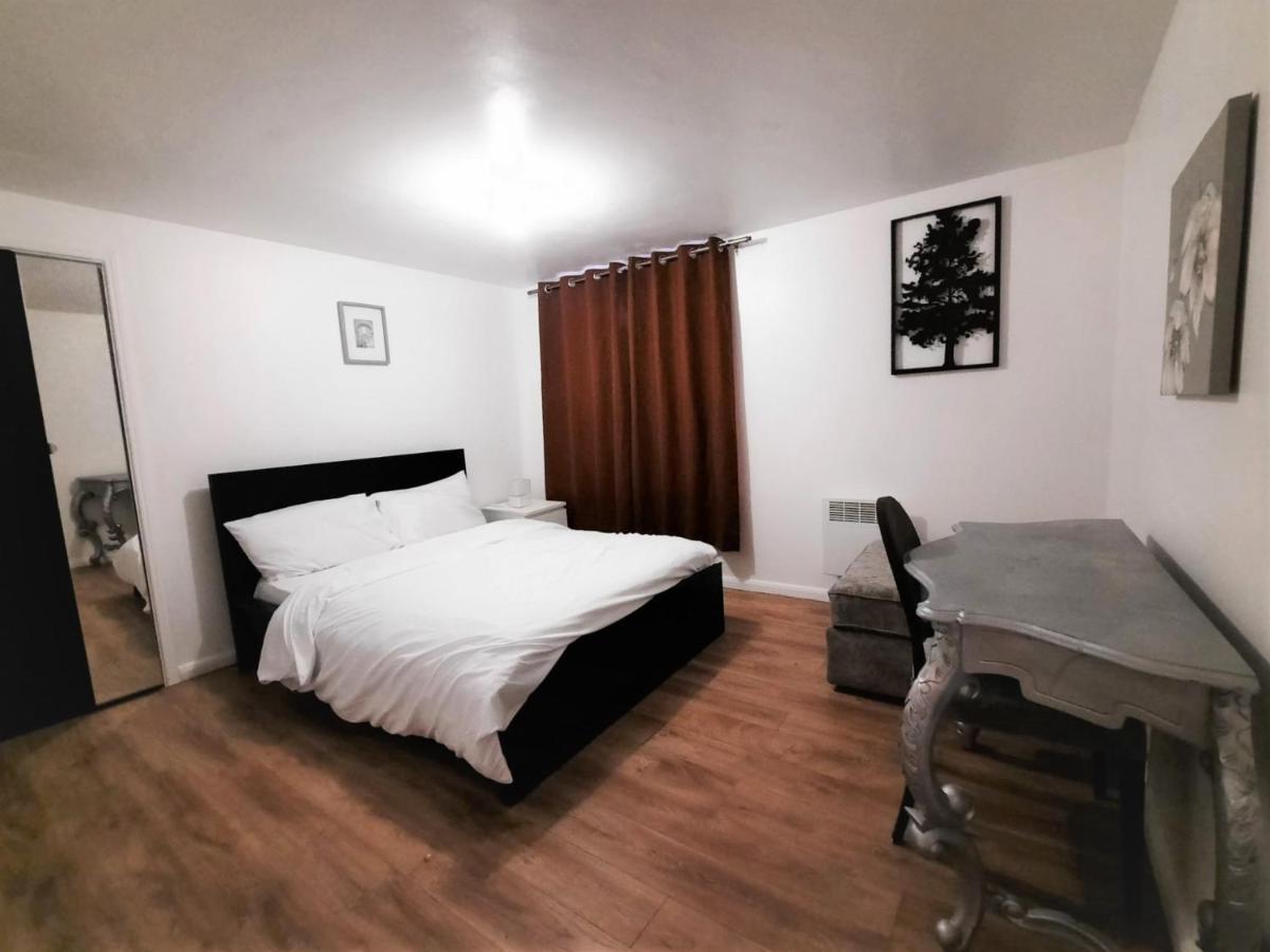 3 Bedroom Semi Detached House With Parking, Wifi *