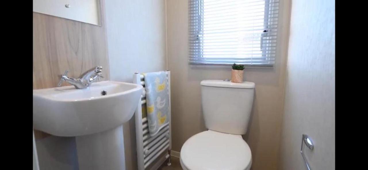 Chalet Charming 3-bed Caravan In Mersea Island