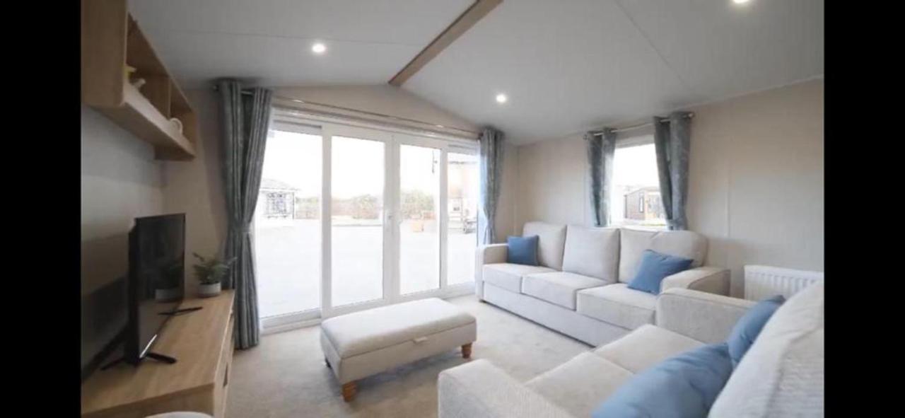 Chalet Charming 3-bed Caravan In Mersea Island