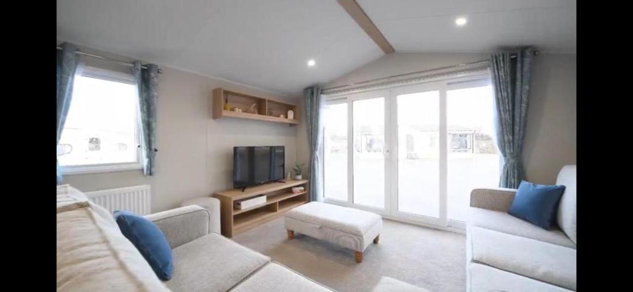 Charming 3-bed Caravan In Mersea Island Colchester