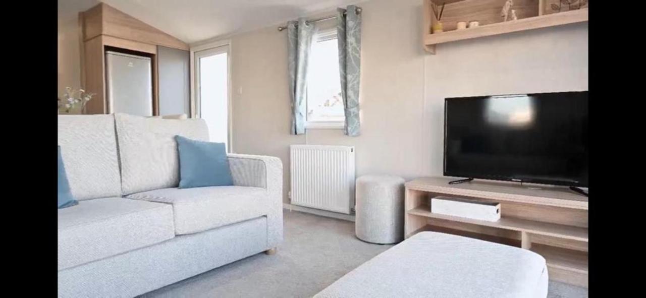 Chalet Charming 3-bed Caravan In Mersea Island Colchester