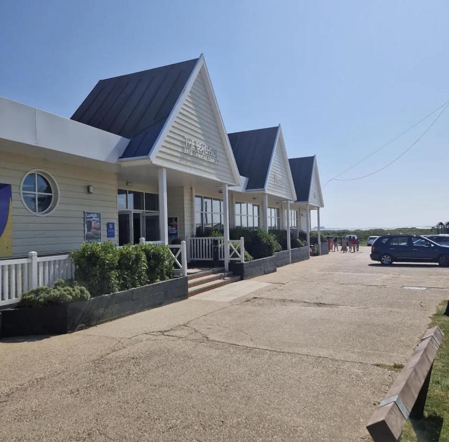 Luxury Static Caravan Sleeps 6 Coopers * Colchester