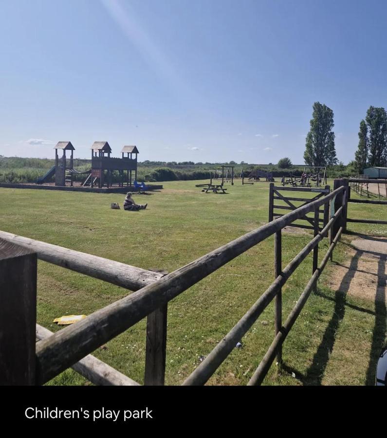 Luxury Static Caravan Sleeps 6 Coopers *