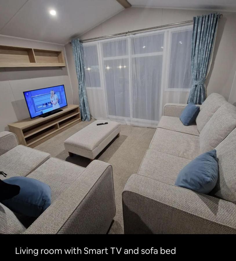 Luxury Static Caravan Sleeps 6 Coopers * Colchester