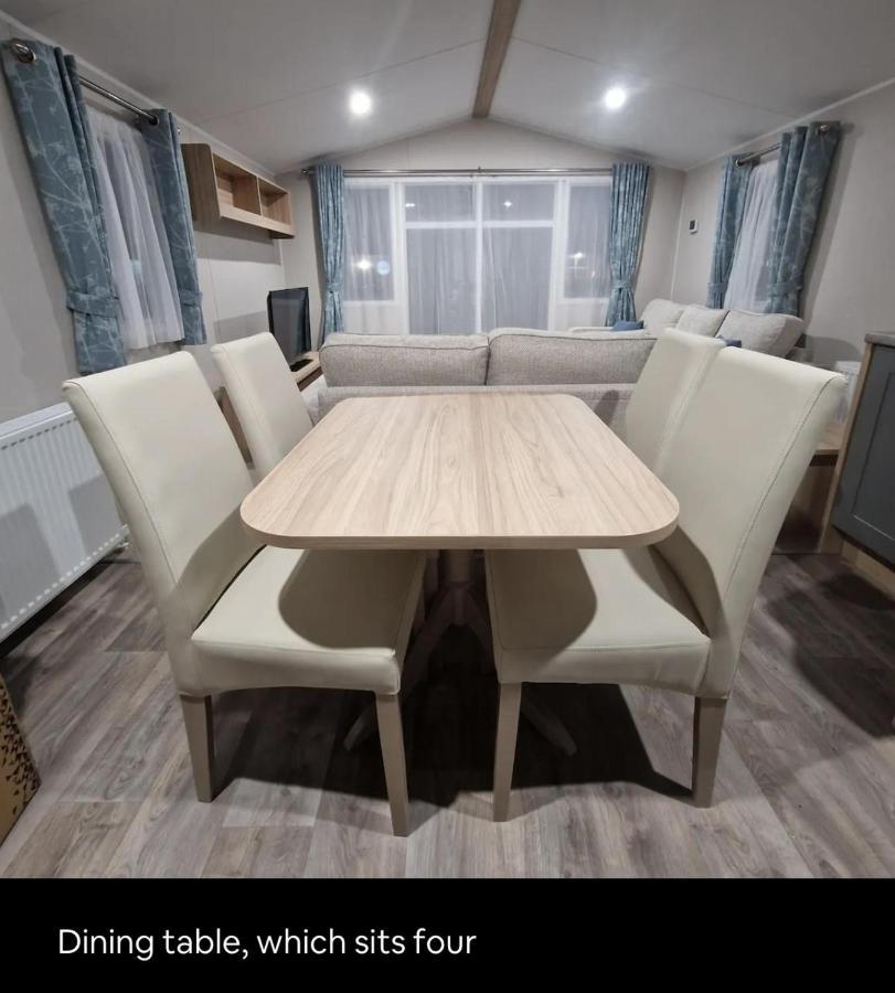 Luxury Static Caravan Sleeps 6 Coopers *