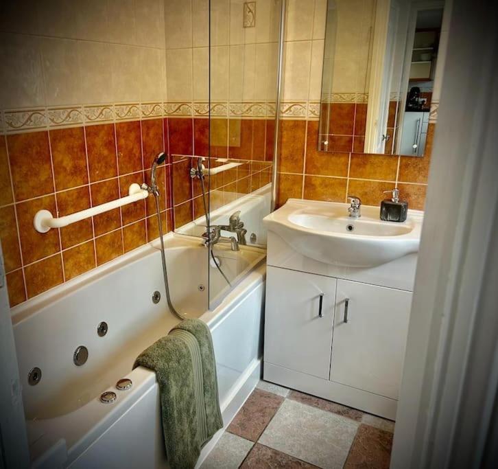 Holiday home 6 Bedroom House - Pool Table - Contractors, Crew, Group *