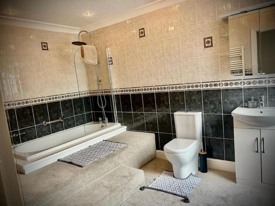 6 Bedroom House - Pool Table - Contractors, Crew, Group