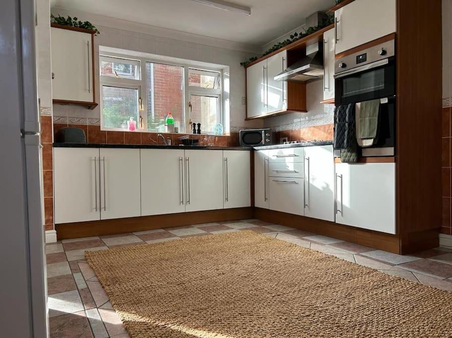 6 Bedroom House - Pool Table - Contractors, Crew, Group * Colchester