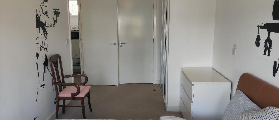 Homestay Cheerful House, Private And Private Shower/ Toilet. Comfortable King Size Mattress
