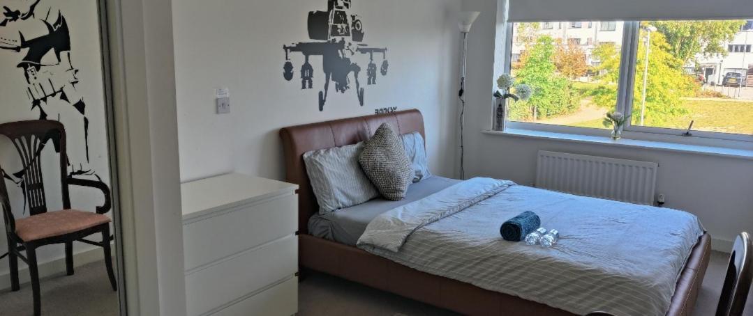 Cheerful House, Private And Private Shower/ Toilet. Comfortable King Size Mattress *