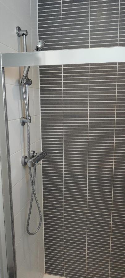 Cheerful House, Private And Private Shower/ Toilet. Comfortable King Size Mattress Homestay *