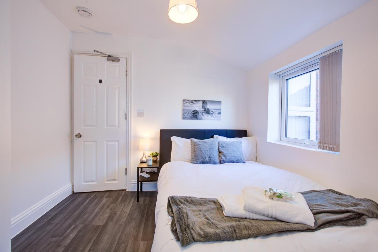 Apartment Modern 5 Bed 3 Bath House