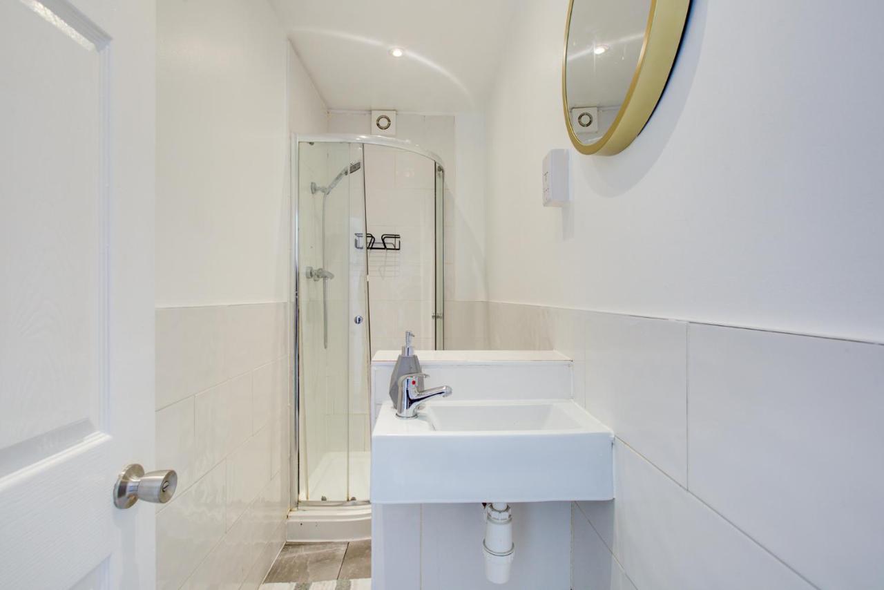 Modern 5 Bed 3 Bath House