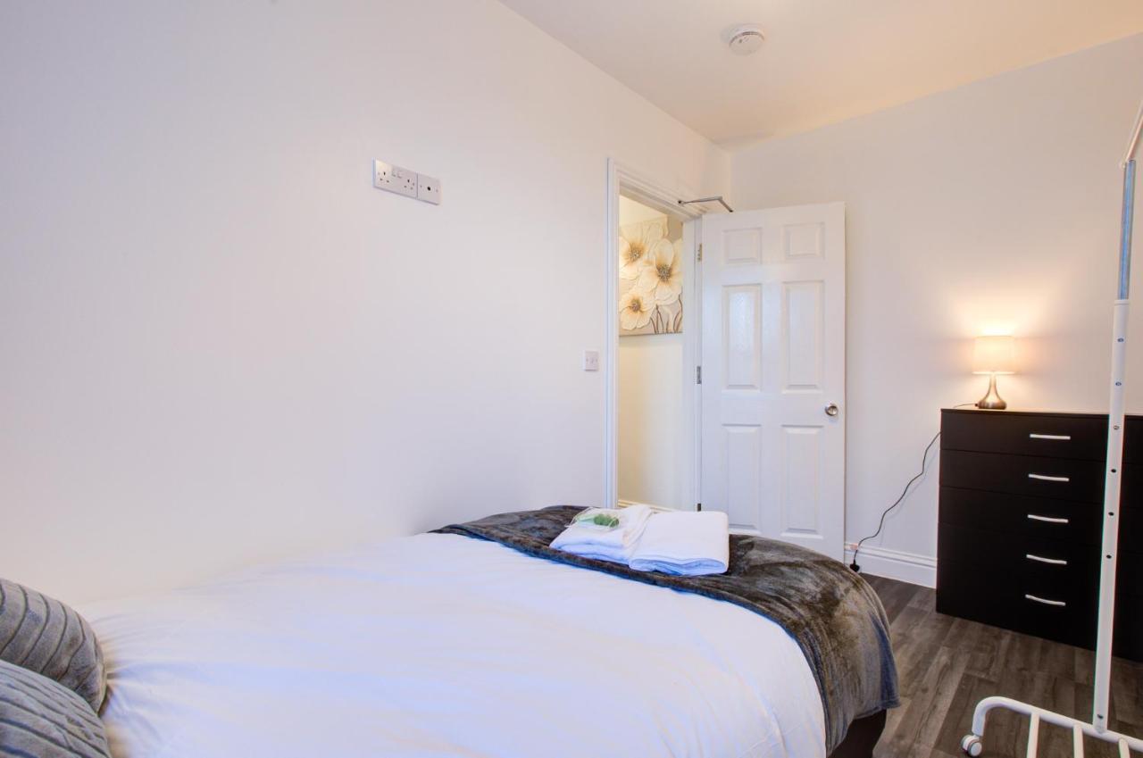 Modern 5 Bed 3 Bath House Apartment *