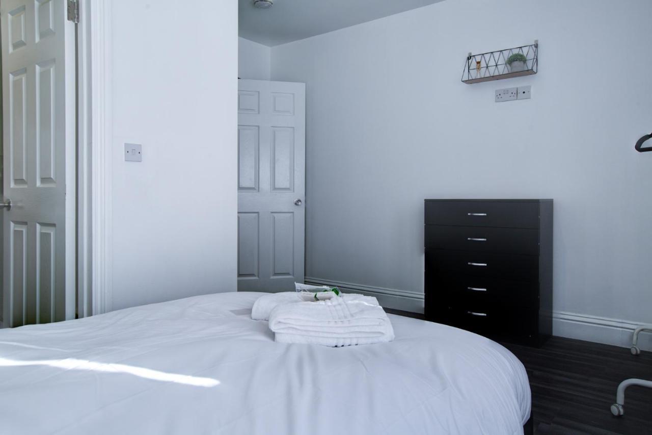 Modern 5 Bed 3 Bath House * Colchester