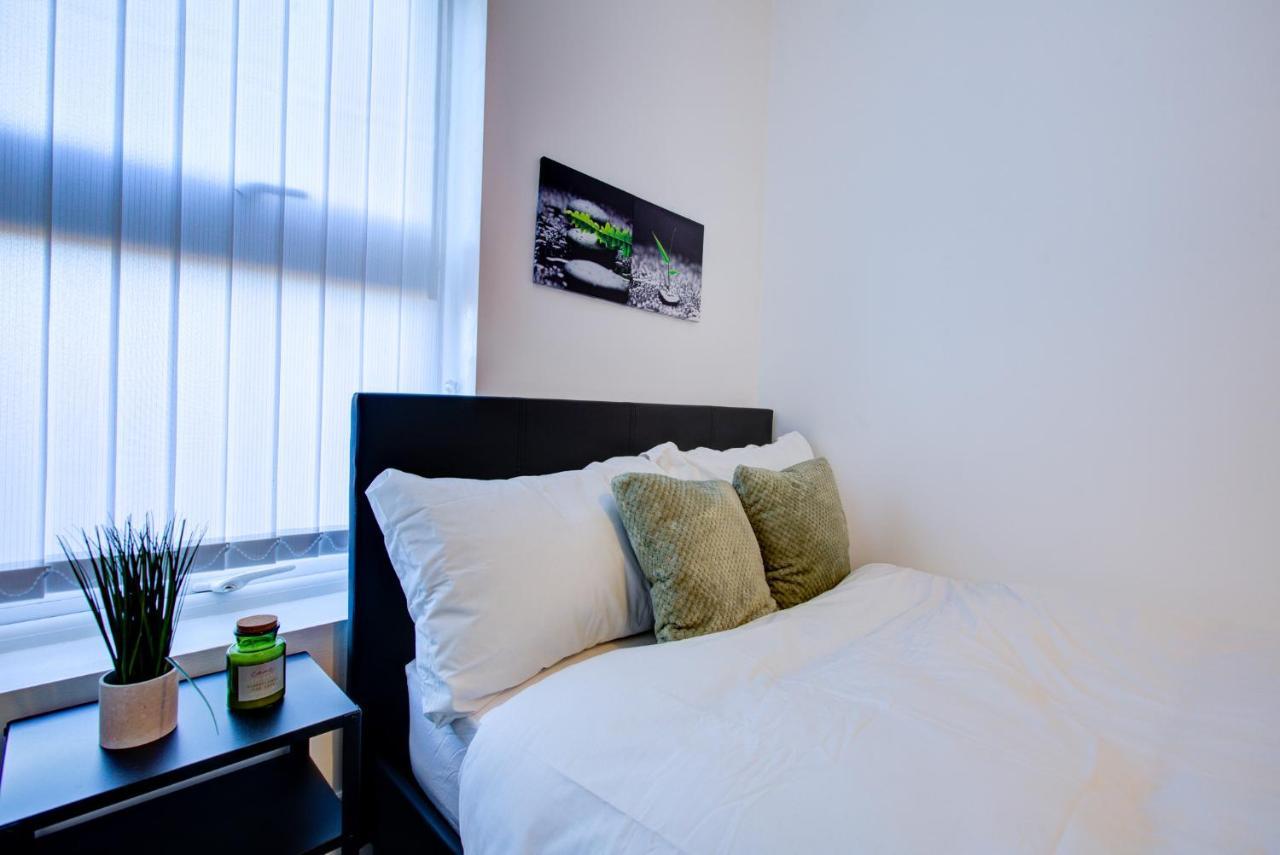 Modern 5 Bed 3 Bath House Apartment *