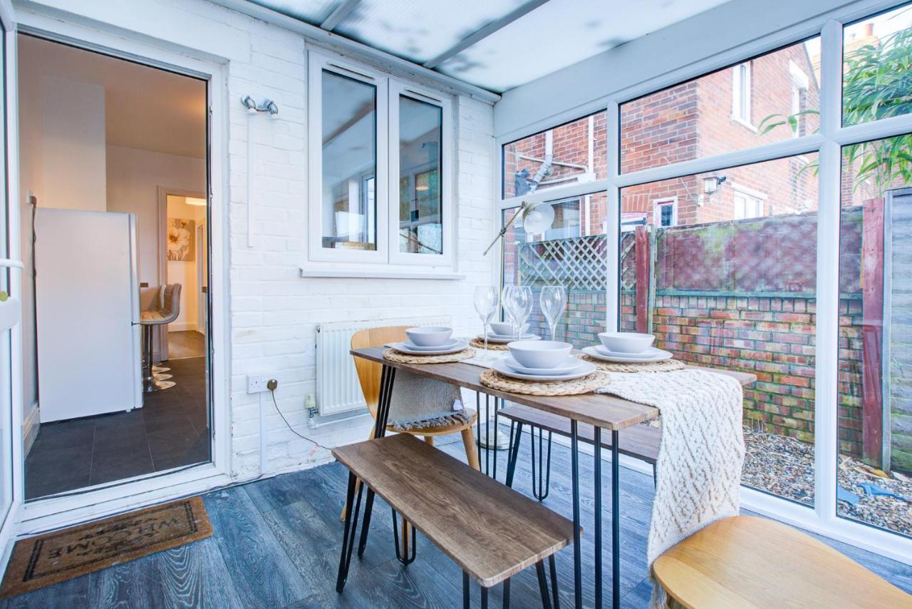 Apartment Modern 5 Bed 3 Bath House *