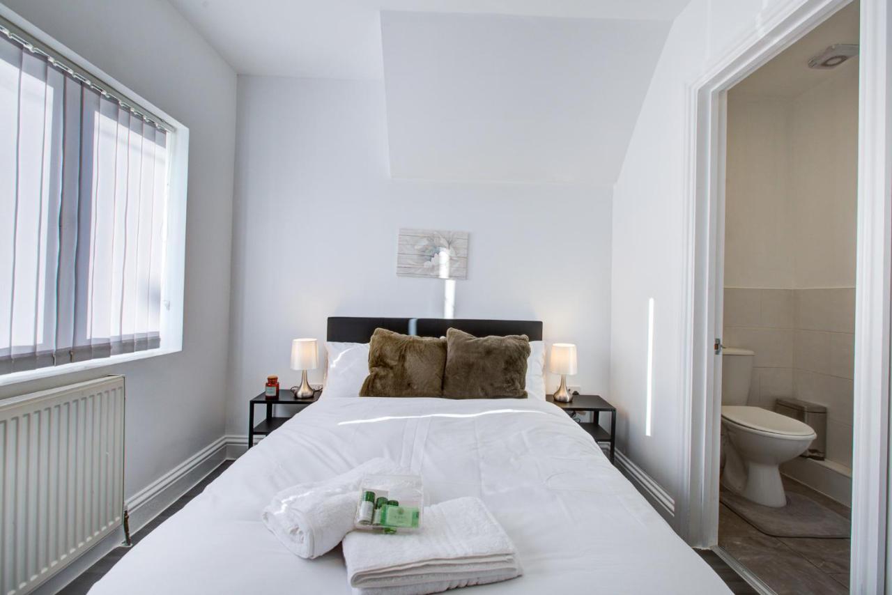 Modern 5 Bed 3 Bath House *