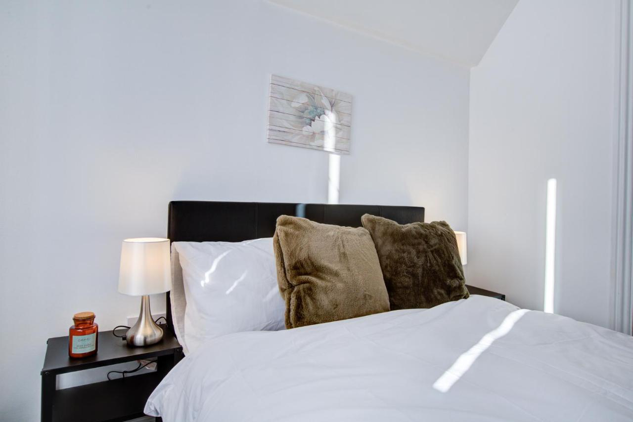 Modern 5 Bed 3 Bath House Apartment