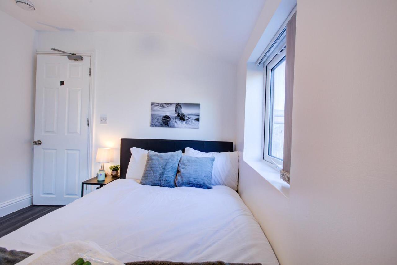 Modern 5 Bed 3 Bath House